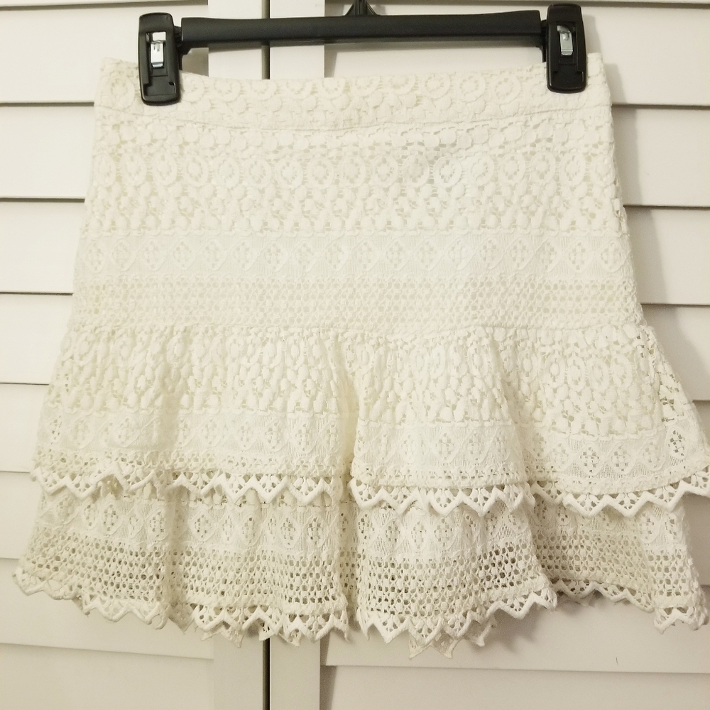 💖 3/$20 H&M antique white, crochet lace ruffled mini skirt